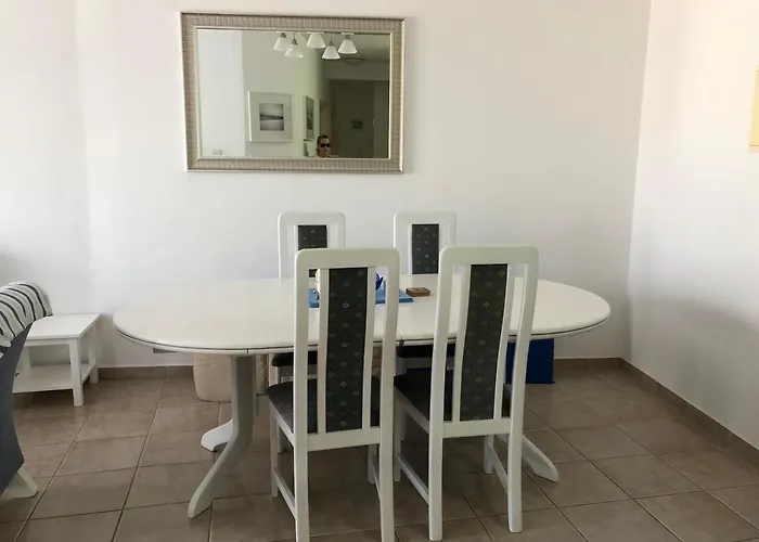 Kings Palace - Fabulous Pool-Side 2 Bed Apartment